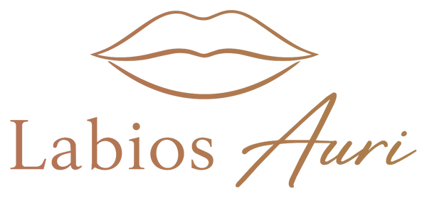 Logo oficial de LabiosAuri, con labios minimalistas y el nombre de la marca en tono cobre.